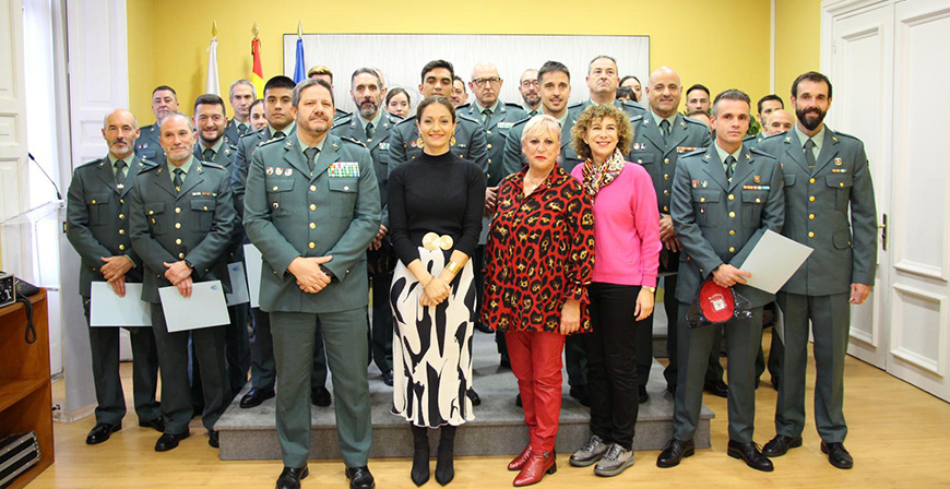 Agentes de la Guardia Civil reciben los diplomas por su formacin en maniobras de auxilio