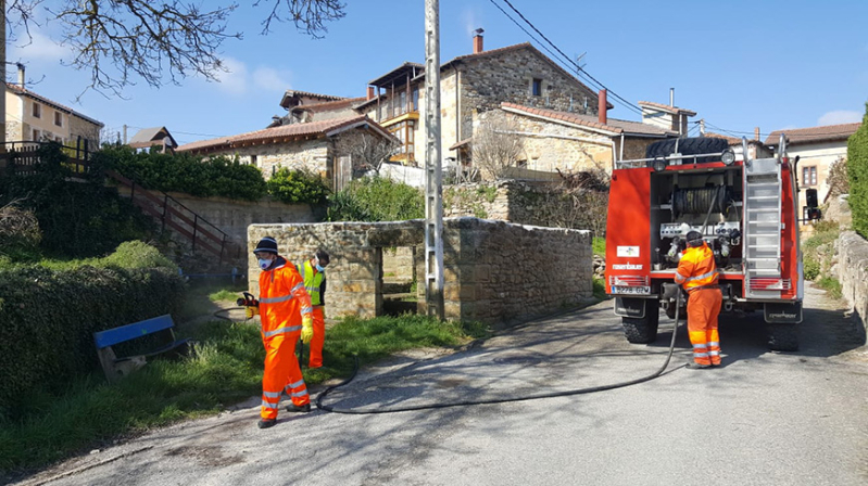 Los agentes del Medio Natural y las cuadrillas forestales desinfectan las zonas rurales de Cantabria