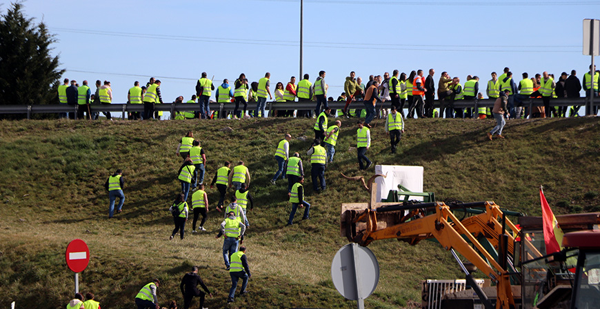 Agricultores y ganaderos protestan a la entrada de Reinosa