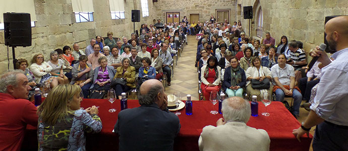 Aguilar de Campoo arrop a Peridis en la presentacin de su novela 