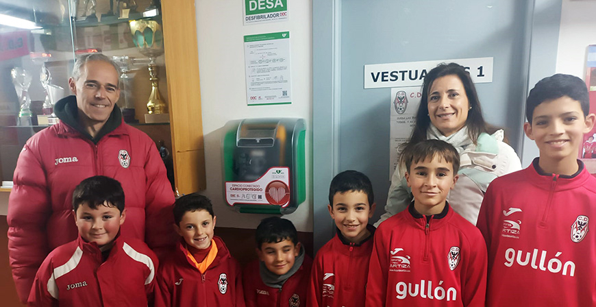 Aguilar de Campoo refuerza la cardioproteccin municipal con un nuevo desfibrilador en sus instalaciones deportivas