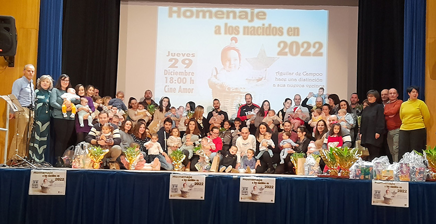 Aguilar homenajea a los 39 bebs nacidos este ao