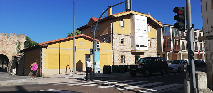 Aguilar instala un nuevo semforo en la Avenida Ronda para mejorar la seguridad vial