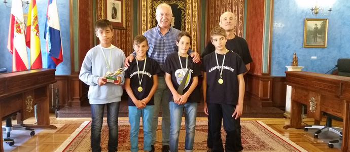 El alcalde de Reinosa recibe a los campeones de Luarca
