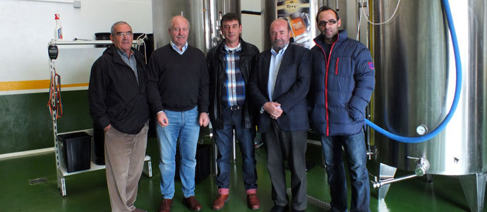 El alcalde de Reinosa visita las instalaciones de la cerveza artesana Ibre