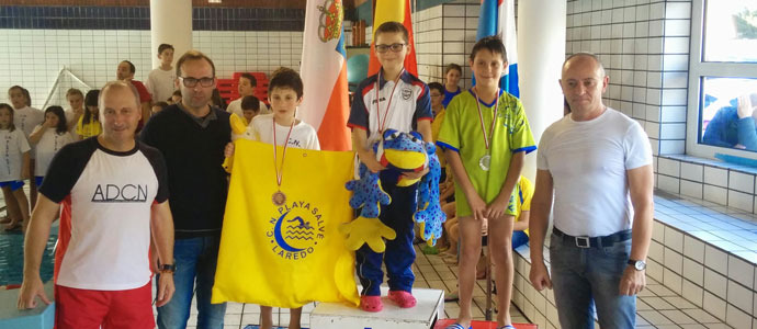 El alevn Vctor Calles vence en los 50 espalda de la primera jornada de la liga escolar