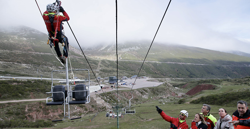 Alto Campoo acoge un simulacro de rescate en el telesilla del Cuchilln