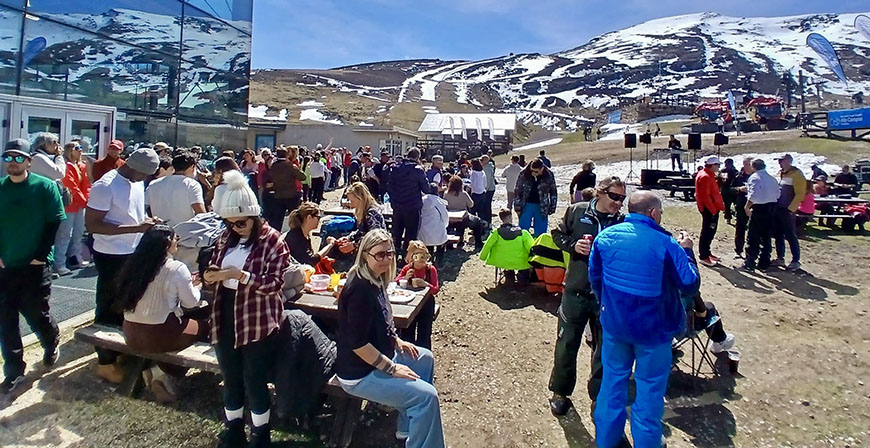 Alto Campoo despide la temporada de su 60 aniversario con una raquetada nocturna y la fiesta LOS40 Session