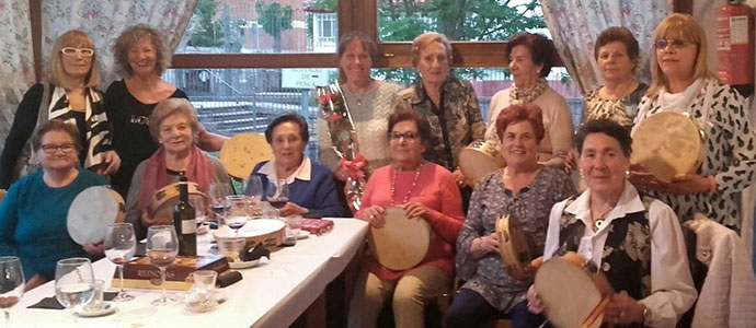 Las alumnas de pandereta del Centro Social de Mayores de Reinosa celebraron el fin de curso 