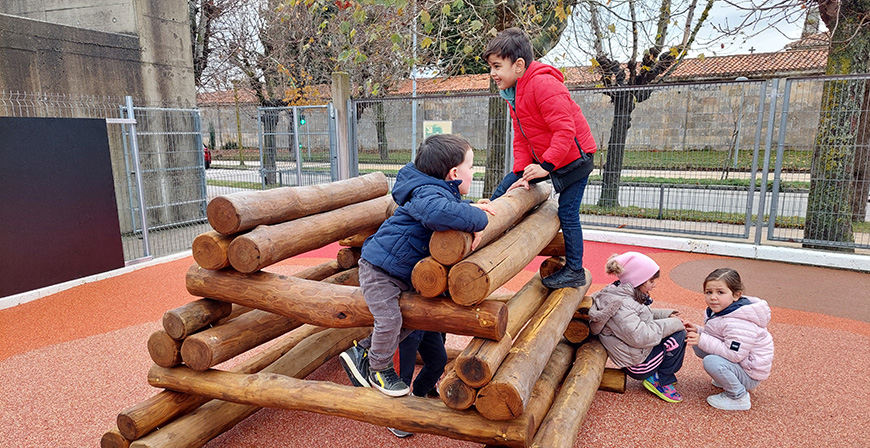 Los alumnos del Alto Ebro disfrutan del nuevo parque infantil