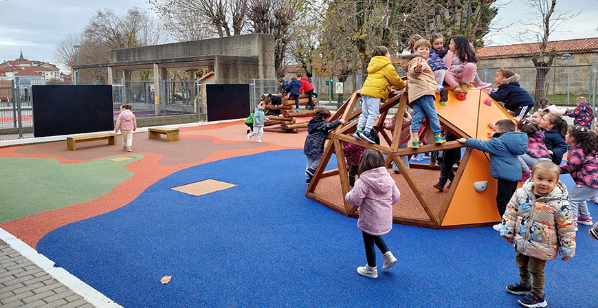 Los alumnos del Alto Ebro disfrutan del nuevo parque infantil