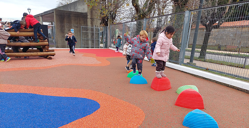 Los alumnos del Alto Ebro disfrutan del nuevo parque infantil
