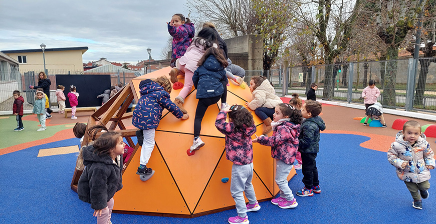 Los alumnos del Alto Ebro disfrutan del nuevo parque infantil