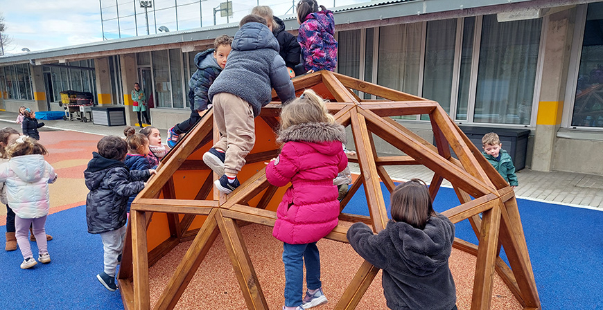 Los alumnos del Alto Ebro disfrutan del nuevo parque infantil