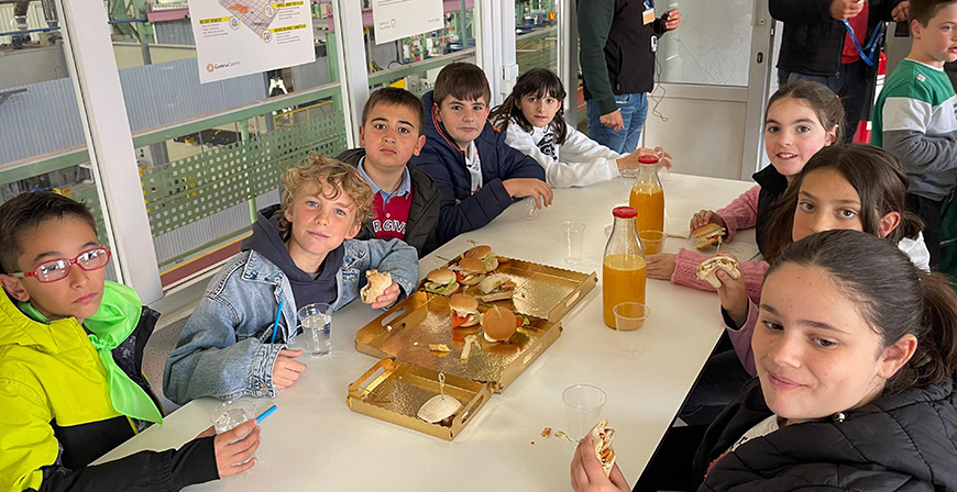 Los alumnos del CEIP Rodrguez de Celis visitan Gamesa Electric