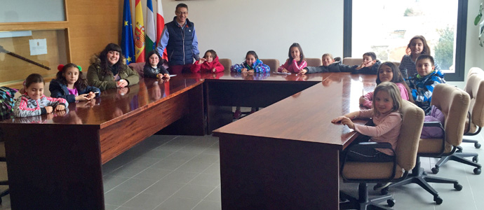 Los alumnos del Casimiro Sainz visitan el Ayuntamiento de Campoo de Enmedio