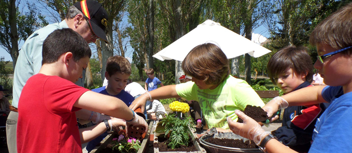 Alumnos del Colegio San Gregorio plantan flores en la Residencia Tercera Actividad