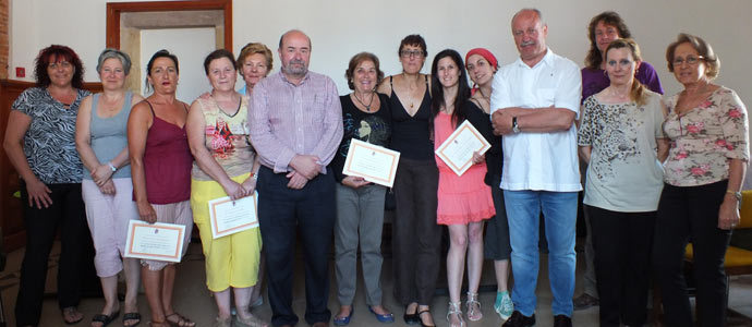 Los alumnos del curso de reflexologa podal reciben sus diplomas