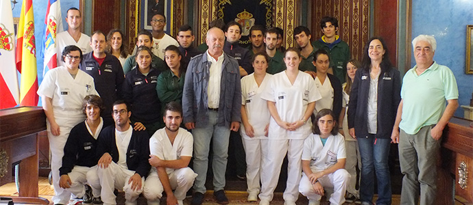 Los alumnos de la Escuela Taller firman sus contratos con el Ayuntamiento