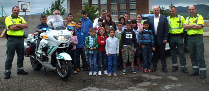 Los alumnos de La Guariza reciben una clase de seguridad vial