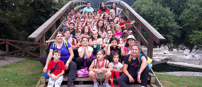 Los alumnos de la ludoteca de Yuso visitaron las Cuevas del Monte Castillo