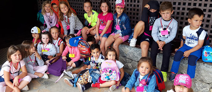Los alumnos de la ludoteca de Yuso visitaron las Cuevas del Monte Castillo