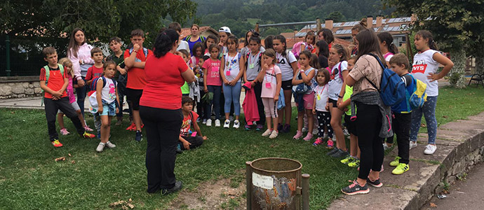 Los alumnos de la ludoteca de Yuso visitaron las Cuevas del Monte Castillo