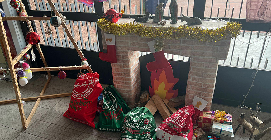 Los alumnos del Sanjo felicitan la Navidad a los ancianos