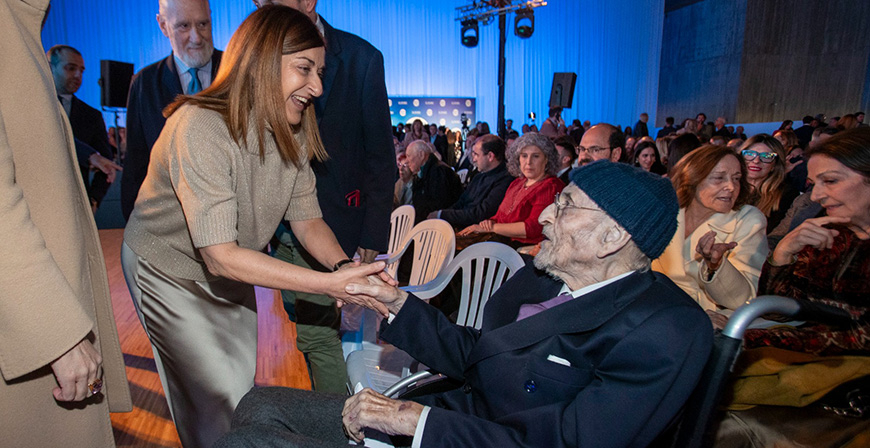 lvaro Pombo recibir la Medalla de Oro de Cantabria