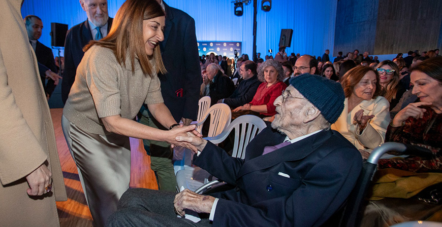 lvaro Pombo recibir la Medalla de Oro de Cantabria