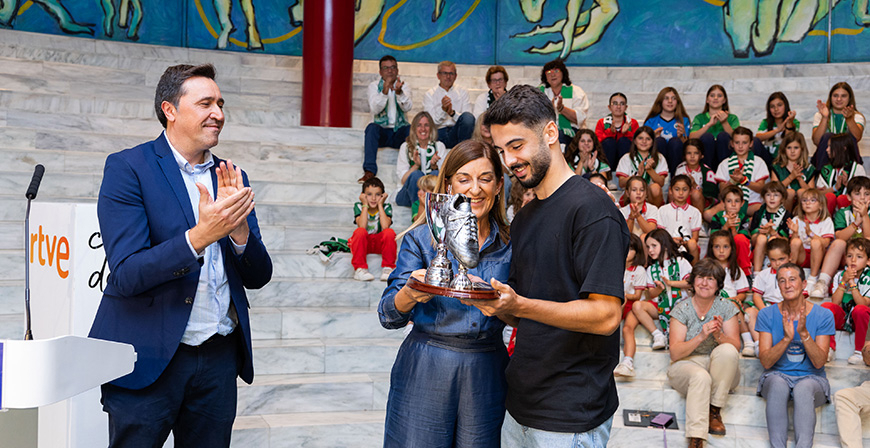 Andrs Martn recibe el Trofeo Chisco al mejor jugador del Racing de la pasada temporada