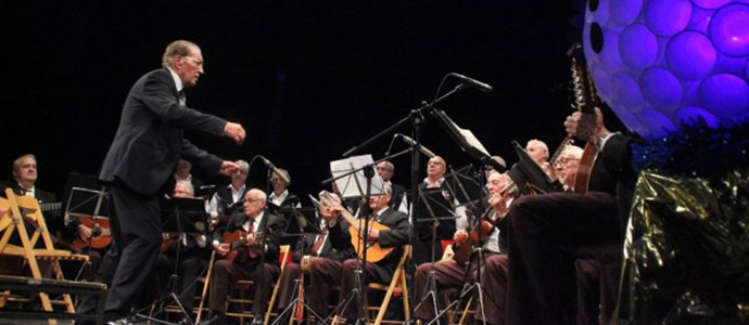 ngel Manzano dona al Gobierno de Cantabria la partitura original del 'Himno a la montaa'