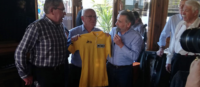 ngel Ruiz, homenajeado por el ciclismo castellano