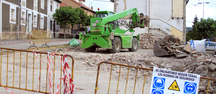 El antiguo edificio del Ministerio de Trabajo en Mataporquera, reducido a escombros