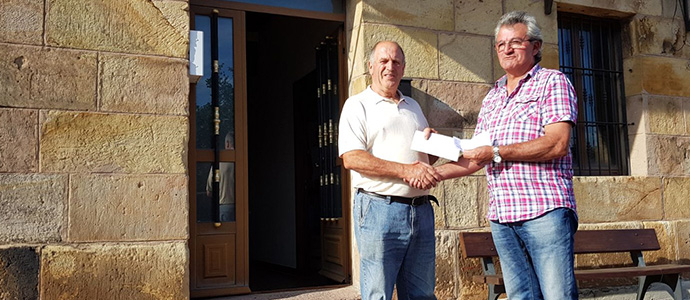 Antonio Gutirrez recibe el premio de las rifas de las fiestas de Matamorosa