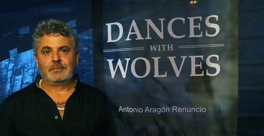 Antonio Aragn retrata la difcil convivencia entre el ganadero y el lobo en 'Dances with wolves, una nueva Guerra Civil en las montaas de la locura'