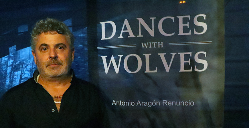 Antonio Aragn retrata la difcil convivencia entre el ganadero y el lobo en 'Dances with wolves, una nueva Guerra Civil en las montaas de la locura'