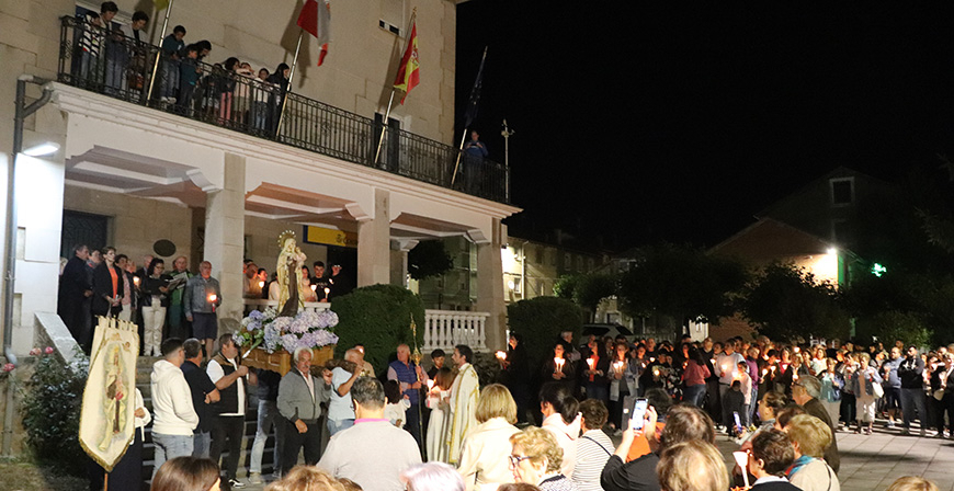 Las antorchas iluminan a la Virgen del Carmen