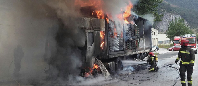 Arde un camin cargado de cartn en el polgono de Barros