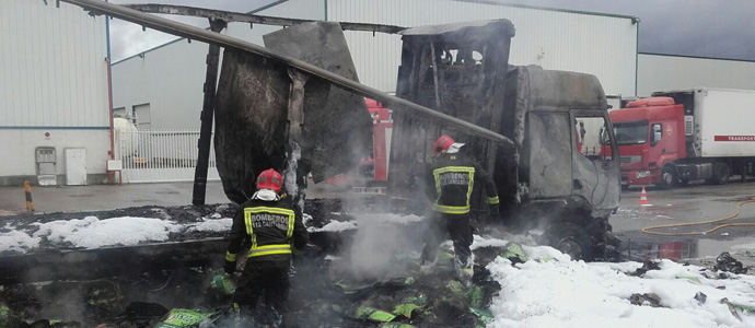 Arde un camin cargado de cartn en el polgono de Barros