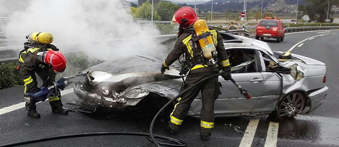 Arde un coche en la A8 tras salirse de la va y dar dos vueltas de campana