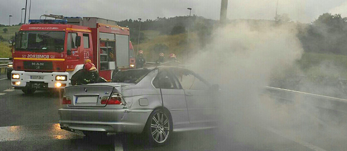 Arde un coche en la A8 tras salirse de la va y dar dos vueltas de campana