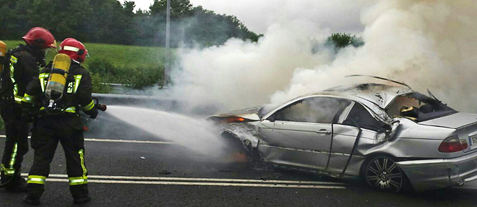 Arde un coche en la A8 tras salirse de la va y dar dos vueltas de campana