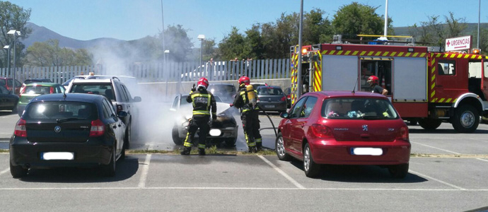 Arde un coche en el aparcamiento del Hospital Tres Mares