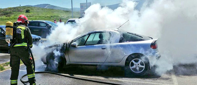 Arde un coche en el aparcamiento del Hospital Tres Mares