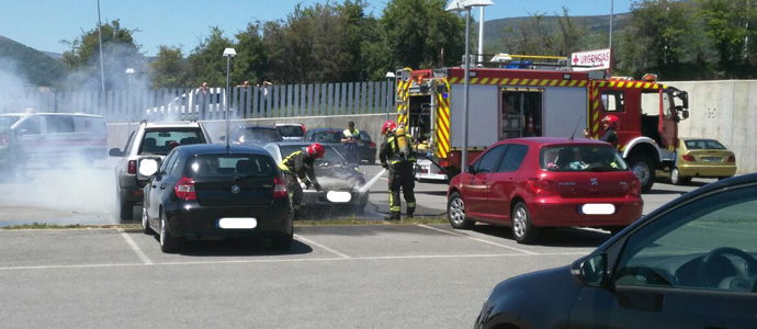 Arde un coche en el aparcamiento del Hospital Tres Mares