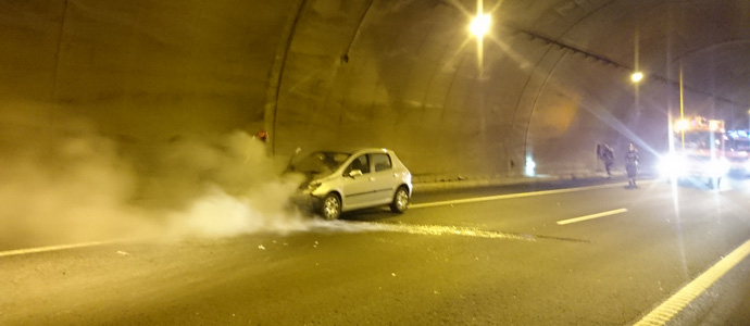 Arde un coche en el tnel de Los Corrales y se desva la circulacin por la N-611
