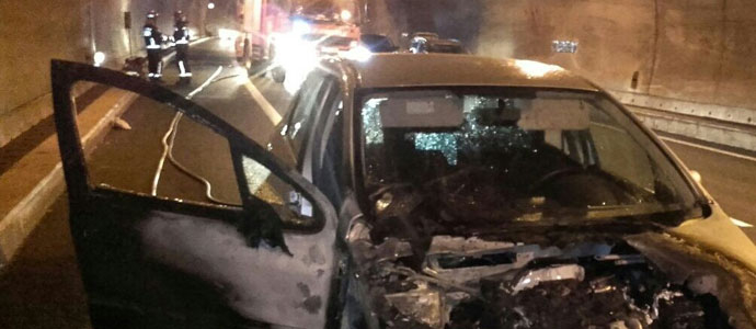 Arde un coche en el tnel de Los Corrales y se desva la circulacin por la N-611