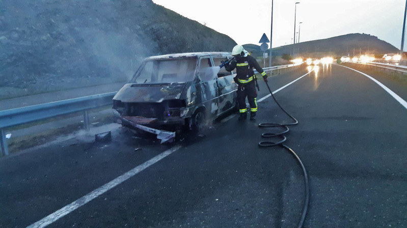 Arde la furgoneta de Stock en la A-67, a la altura de Santiurde de Reinosa