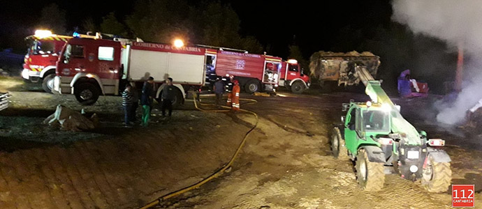 Arde una nave con 500 fardos de paja en San Martn de Elines